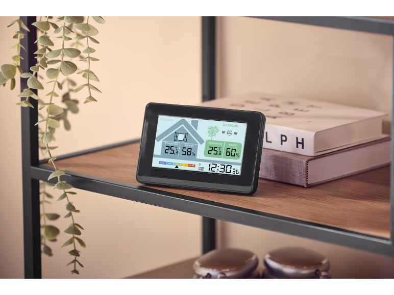 Digitalni termometer in higrometer prikazuje notranjo in zunanjo temperaturo ter vlažnost.