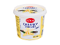 Kremni vanilijev jogurt v beli embalaži.