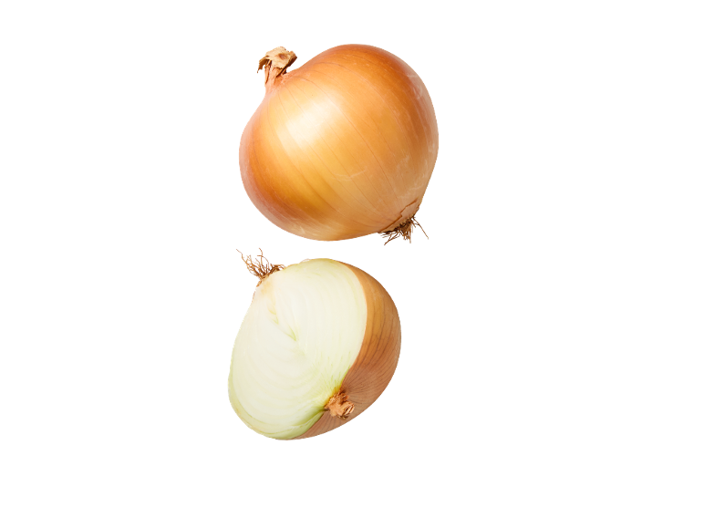 Cela rumena čebula in polovica narezane rumene čebule