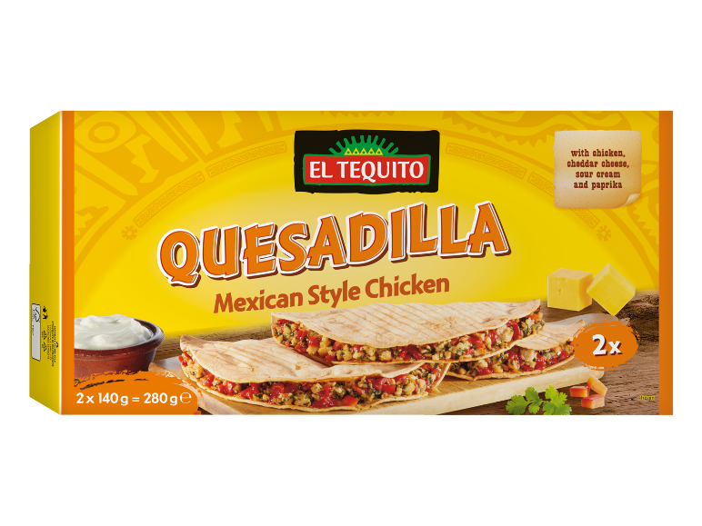 Škatla mehiških piščančjih quesadill s čedar sirom, kislo smetano in papriko.