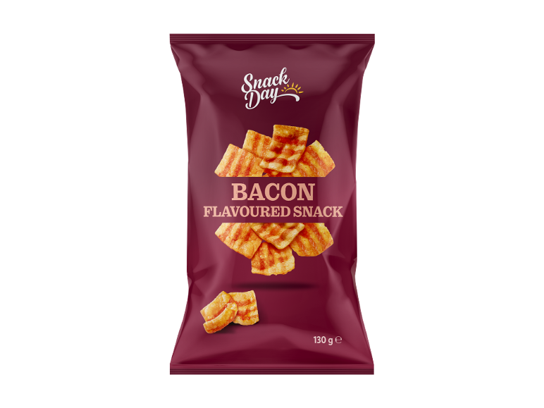 Vrečka prigrizkov z okusom slanine, z napisom 'BACON FLAVOURED SNACK' in '130 g e'.