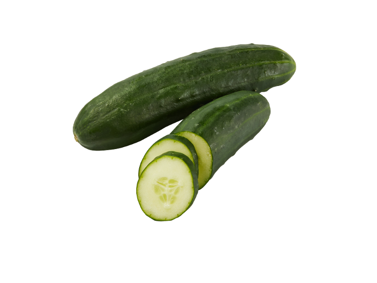 Sveže kumare, cele in narezane na rezine, na črnem ozadju.