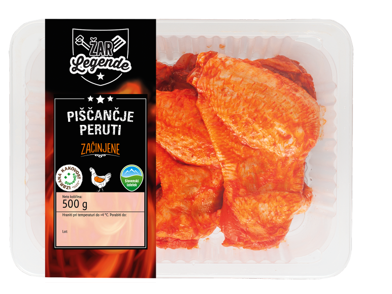 Pladenj mariniranih piščančjih perutničk s črno etiketo, ki označuje 500g.