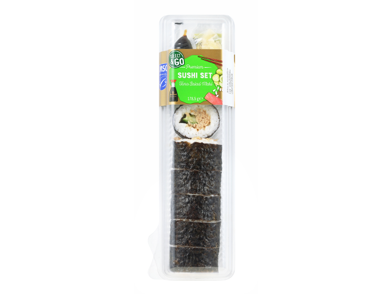 Sushi set s tuninim maki sušijem, sojino omako in ingverjem v plastični embalaži.