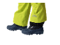 Neonsko rumene smučarske hlače in temno modri zimski škornji z odsevnim logotipom.