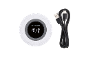 Beli vodoodporni Bluetooth zvočnik z digitalnim zaslonom in črnim polnilnim kablom USB.