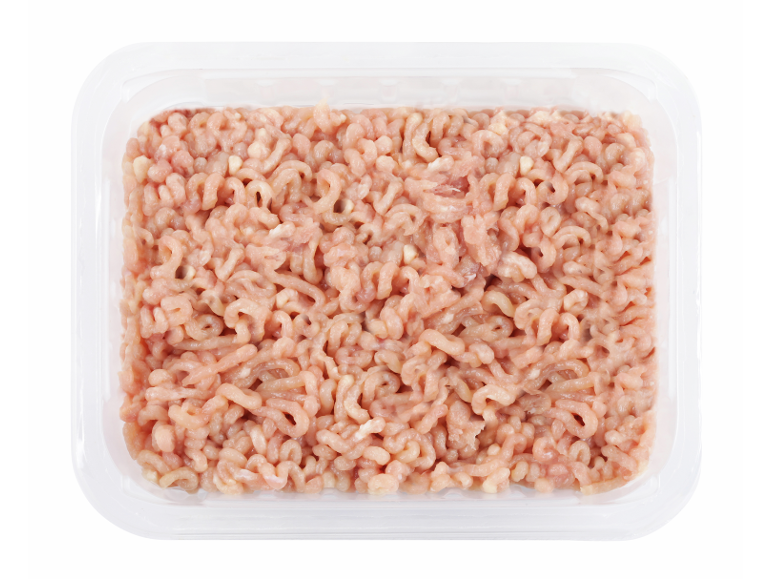 Mleto piščančje ali puranje meso v plastični posodi.