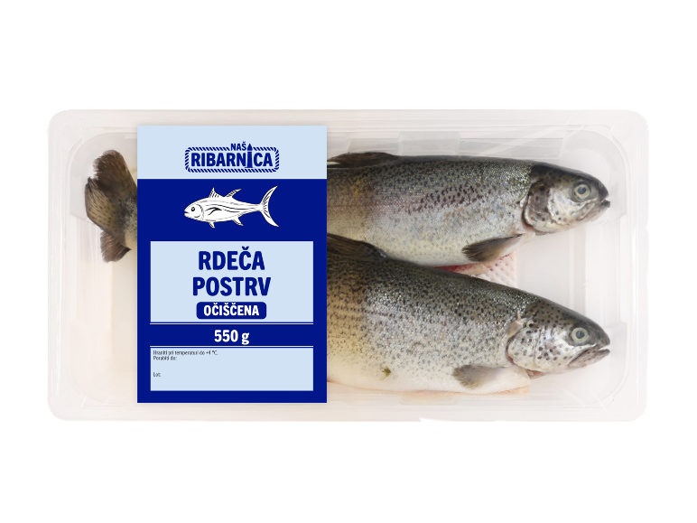 Dve očiščeni postrvi v prozorni posodi z modro-belo etiketo, ki označuje 550g.