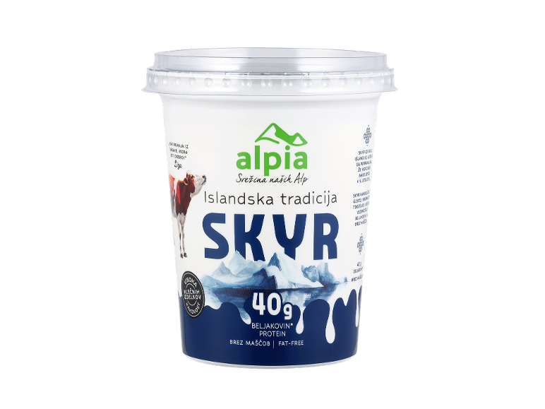 Bela posoda za jogurt z modro gorsko pokrajino in besedilom, kot sta »Skyr« in »40g beljakovin«.