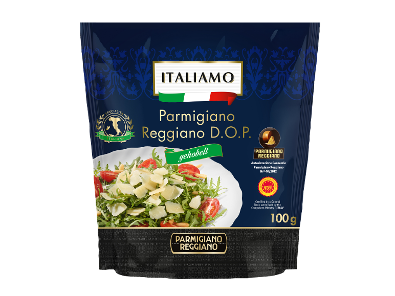 Vrečka naribanega Parmigiano Reggiano D.O.P. sira, 100 g, postrežena na solati.