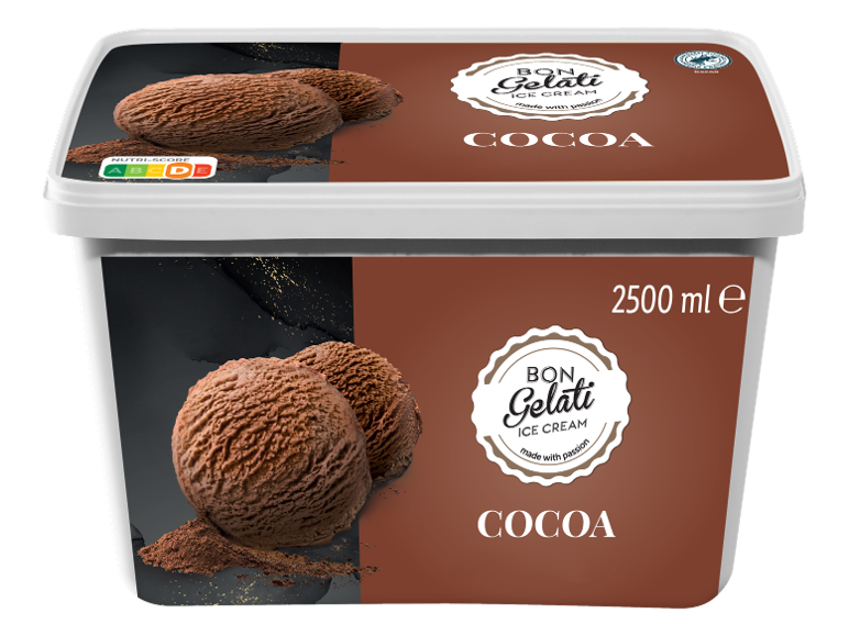 2500 ml posoda kakavovega sladoleda z dvema kepicama sladoleda in kakavom v prahu.