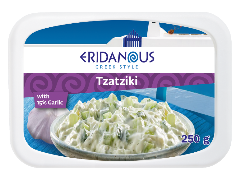 Grški tzatziki v embalaži s 15 % česna, s skledo tzatzikija in česnom.