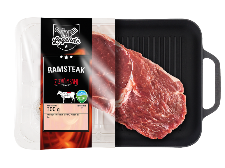 Pakiranje ramsteaka 300g s črno etiketo in surovo meso v ponvi za žar.