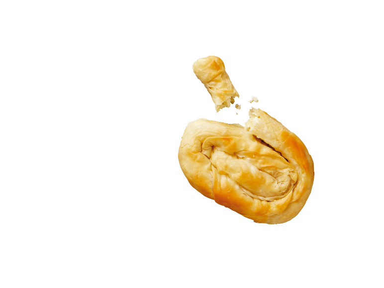 Zlato zapečen burek s sirom, odlomljen kos lebdi nad njim.