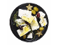 Feta sir z olivami, zelišči in oljčnim oljem na črnem krožniku, z zvezdnimi okraski.