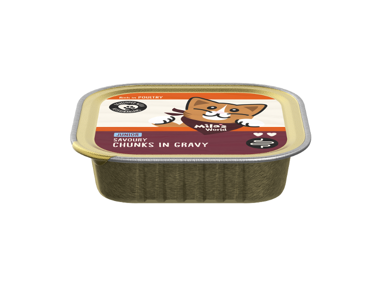 Embalaža mačje hrane z oranžno etiketo, z napisom „JUNIOR SAVOURY CHUNKS IN GRAVY“.