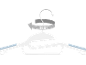 Bel obešalnik za oblačila s 360° vrtljivim kavljem in modrimi nedrsečimi detajli.