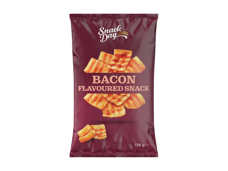 Vrečka čipsa z okusom slanine, z besedilom 'Snack Day Bacon Flavoured Snack'.