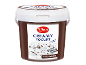 Kremni stracciatella jogurt v veliki posodi.