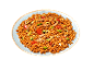 Jollof riž s piščancem, paradižnikom, olivami in kumarami na svetlo modrem krožniku.