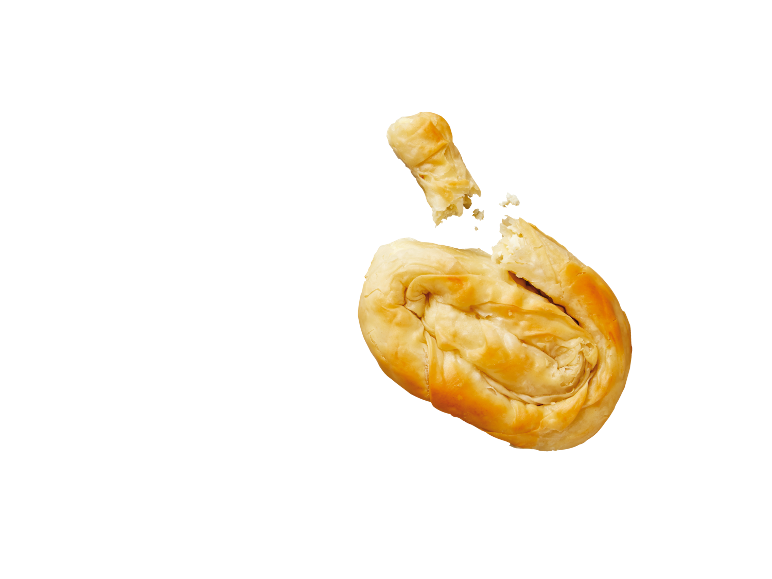 Zlato zapečen burek s sirom, odlomljen kos lebdi nad njim.