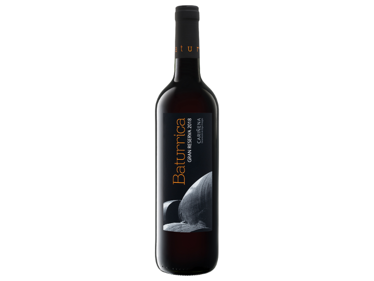 Steklenica rdečega vina z etiketo 'Baturrica Gran Reserva 2018 Cariñena' in podobo sodov.