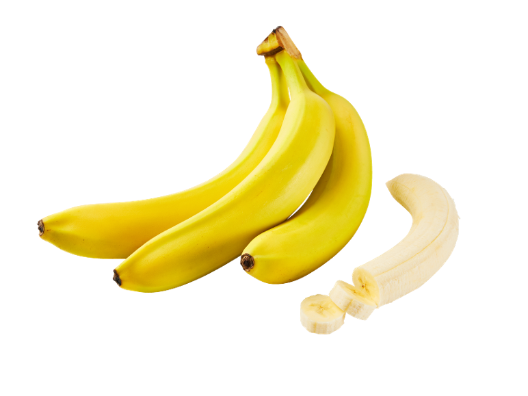 Rumene banane, cele in olupljene z rezinami na črnem ozadju.