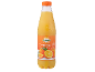 Steklenica 100% pomarančnega soka z oranžno etiketo in svežimi pomarančami.