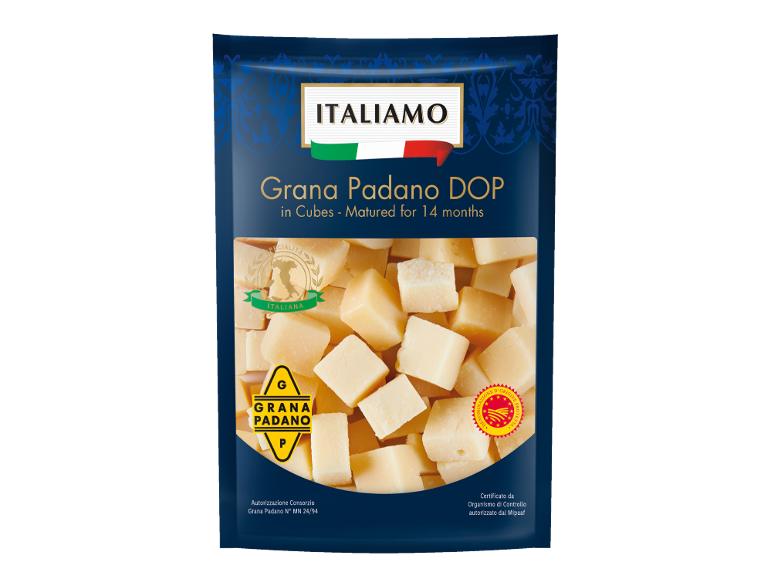 Sir Grana Padano DOP v kockah, staran 14 mesecev, v modri embalaži.