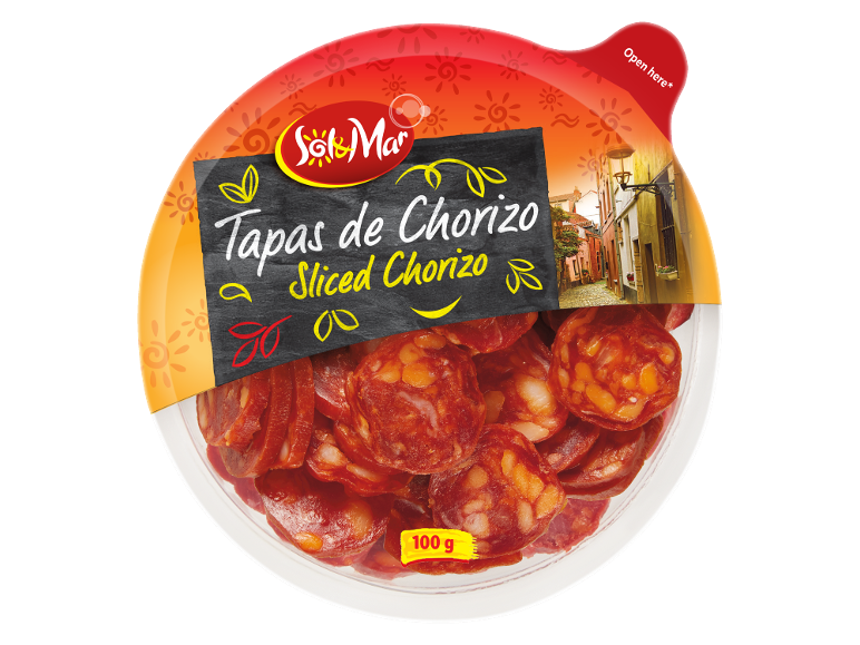 Pakiranje narezanega choriza z napisom 'Tapas de Chorizo Sliced Chorizo' in ulico v ozadju.