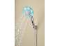 Tuš glava s kromiranim zaključkom in modro LED osvetlitvijo, iz katere prši voda.