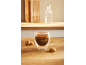 Espresso v dvojni skodelici z mandljevimi piškoti na leseni mizi.