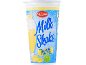 Bananin mlečni šejk v kozarcu s smetano in rezinami banane, z napisom „Milk Shake Banana Flavour“.