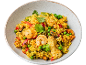 Paella z morskimi sadeži, piščancem, rižem in zelenjavo v beli skledi.