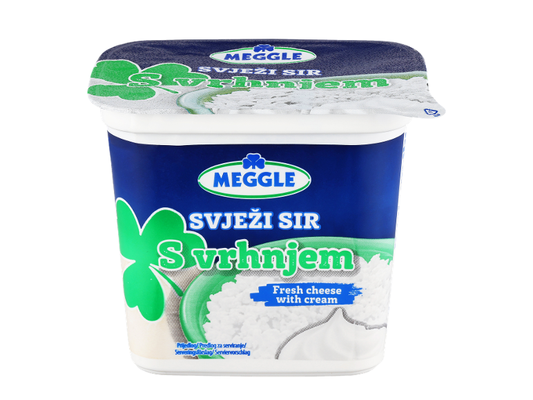 Pakiranje svežega sira s smetano, z zelenimi listi detelje in napisom „Fresh cheese with cream“.