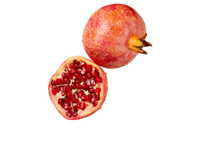 Cel in prepolovljen granatno jabolko z rdečimi semeni na črnem ozadju.