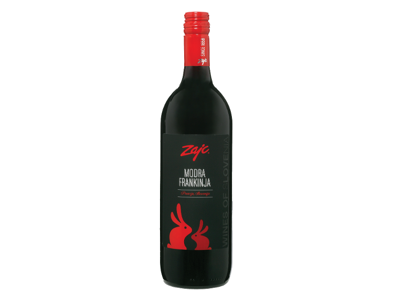 Steklenica slovenskega rdečega vina Modra Frankinja s črno etiketo in rdečima zajčkoma.