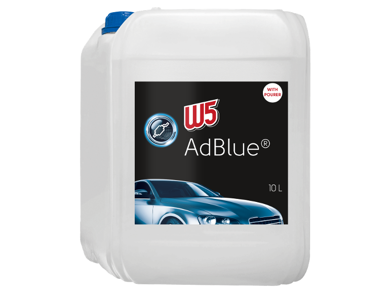 10L posoda AdBlue z lijakom, z modrim avtomobilom v ozadju.