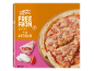 Gluten free pica s šunko, s svežimi sestavinami ob strani.