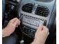 Roke nameščajo ali odstranjujejo avtoradio z orodjem v armaturni plošči.