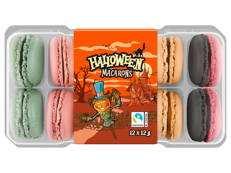 Halloween makroni v pladnju, z različnimi okusi in tematskim dizajnom buče.