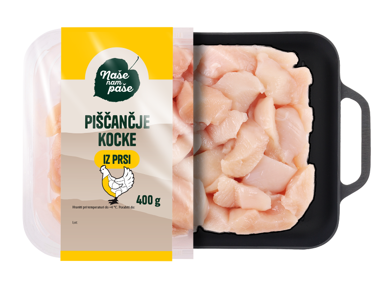 Pladenj piščančjih kock iz prsi z rumeno etiketo, ki navaja 'PIŠČANČJE KOCKE IZ PRSI', 400 g.