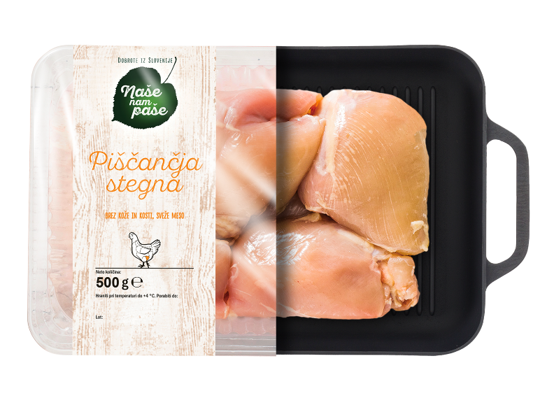 Piščančja stegna brez kože in kosti, 500g, pakirana in v ponvi.