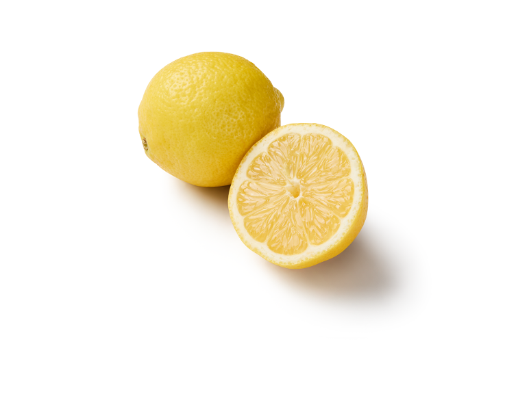 Cel limonin in polovica limone na belem ozadju.