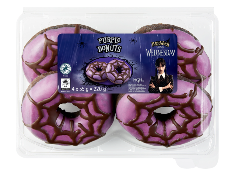 Vijolični krofi s čokoladnimi pajčevinami, s tematiko Halloweena in Wednesday.