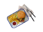 Burger s slanino, pomfritom in kečapom na pladnju.
