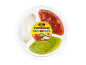 Trio nacho omak z gvakamolejem, salso in kislo smetano v okrogli posodi.