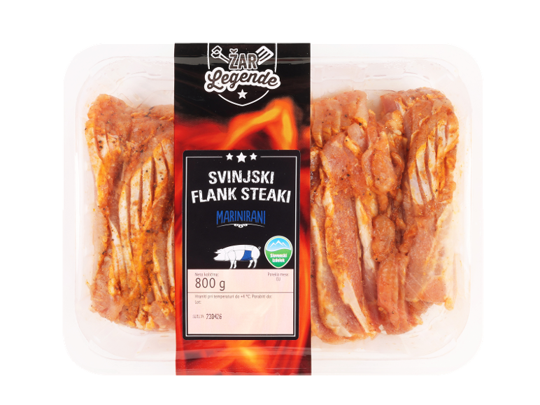 Pakirani marinirani svinjski flank steaki, 800 g, z oznako slovenskega izdelka.