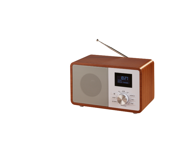 Leseni digitalni radio z zaslonom in anteno, prikazuje čas in ime izvajalca.