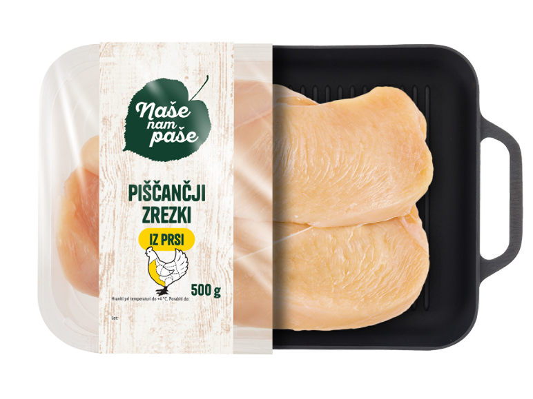 Sveži piščančji zrezki pakirani z etiketo in v ponvi za žar.